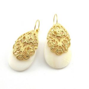 Shell earrings with matt gold filigree