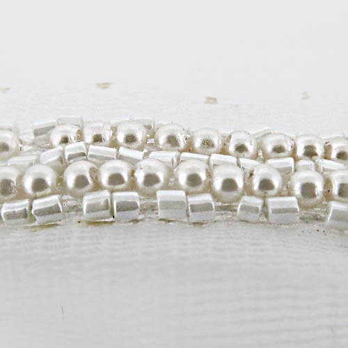 סרט חרוזים 5 שורות בגווני לבן פנינה